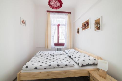 Bett in einem Zimmer mit Fenster in der Unterkunft Apartmán Gabrielova in Sušice