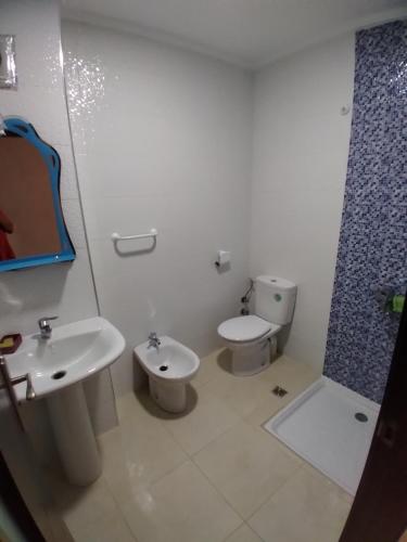 een badkamer met 2 wastafels, een toilet en een douche bij Résidence Ghita 2 in Martil