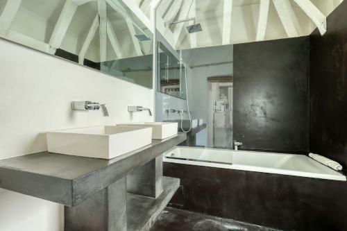 巴黎的住宿－Large and Modern 1Brd Flat at Lovely Saint Germain，浴室配有两个盥洗盆和浴缸。