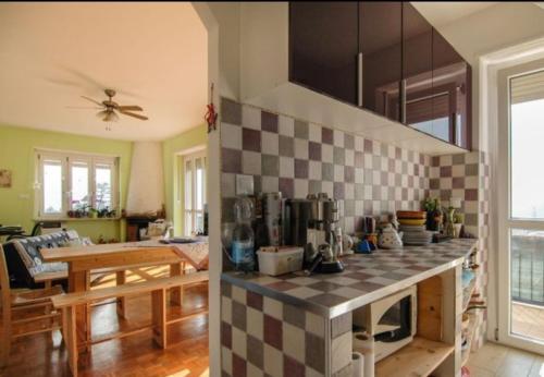 uma cozinha com uma bancada xadrez num quarto em TORRE PELLICE Alloggio incantevole con parcheggio privato em Torre Pellice