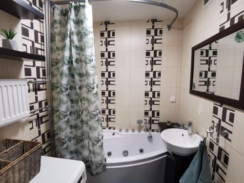 uma casa de banho com uma banheira e um lavatório em Kesklinna silla apartment em Pärnu