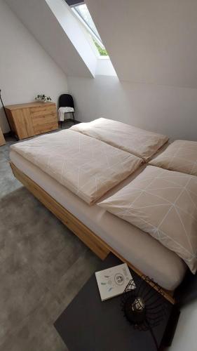 Schlafzimmer mit einem Bett, einem Schreibtisch und einem Fenster in der Unterkunft Apartmán Po schodech nahoru in Bořetice