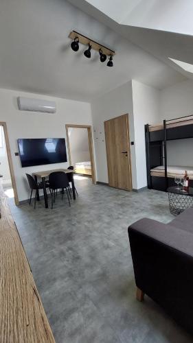 Zimmer mit einem Tisch, Stühlen und einem Bett in der Unterkunft Apartmán Po schodech nahoru in Bořetice
