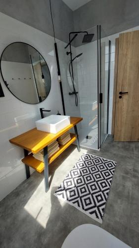 ein Bad mit einem Waschbecken und einem Spiegel in der Unterkunft Apartmán Po schodech nahoru in Bořetice
