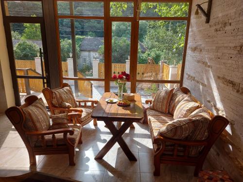 ディリジャンにあるVAN Guesthouseのソファとテーブルと椅子のあるリビングルーム