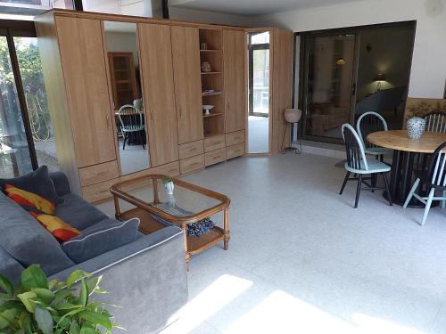 a living room with a couch and a table at Rez de villa Aspretto Lazaret in Ajaccio