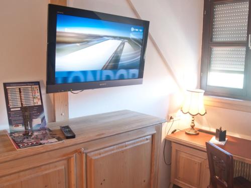 a flat screen tv hanging on a wall at Hotel Grüner Baum in Würzburg