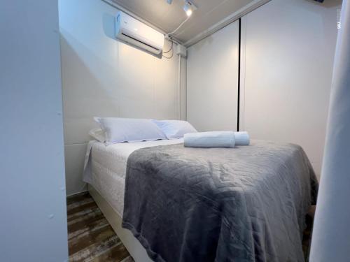 a small bedroom with a bed in a room at Pousada Container e Spa Mina Beer in Ametista do Sul