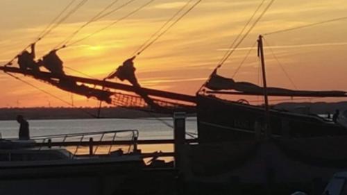 a group of people on a boat at sunset at Havudsigt, skøn lille lejlighed in Tranekær