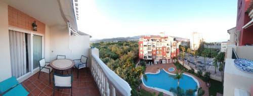 Un balcón o terraza en Precioso Atico a pie de playa con piscina.