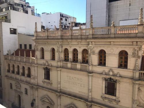 an old building with a balcony on the side of it at Hermoso monoambiente in Buenos Aires