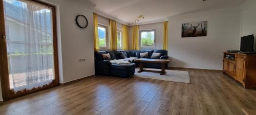 Fotografie z fotogalerie ubytování Großzügiges Chalet mit Infrarotkabine in Lengdorf v destinaci Lengdorf