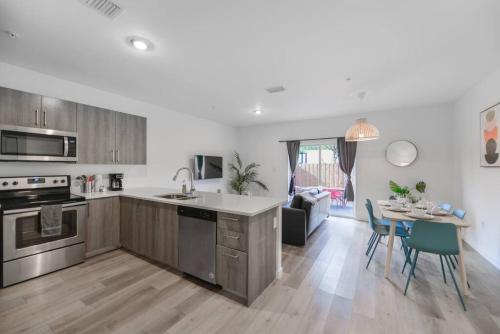 Amazing Townhouse 15 minutes from the Beach photo 8