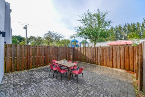 Amazing Townhouse 15 minutes from the Beach photo 6