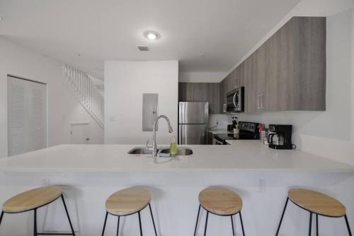 Amazing Townhouse 15 minutes from the Beach photo 9