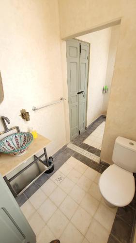 a bathroom with a toilet and a sink at Riad Nohad Marrakech Villa Privatisée in Oulad Boudene