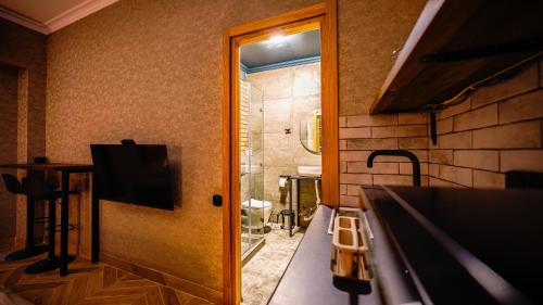 Ένα μπάνιο στο Anbani Apartments - City Center