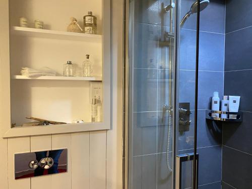 uma casa de banho com um chuveiro e uma porta de vidro em Lut's Place em Lincoln