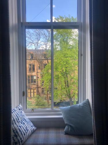 una ventana con una almohada delante de ella en Beautiful Double Room in Idyllic West End Townhouse, en Glasgow