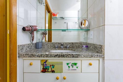 a bathroom with a sink and a mirror at Premier Residence in Brasilia