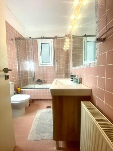 Koupelna v ubytování Όμορφο και ευρύχωρο διαμέρισμα στο Μαρούσι.