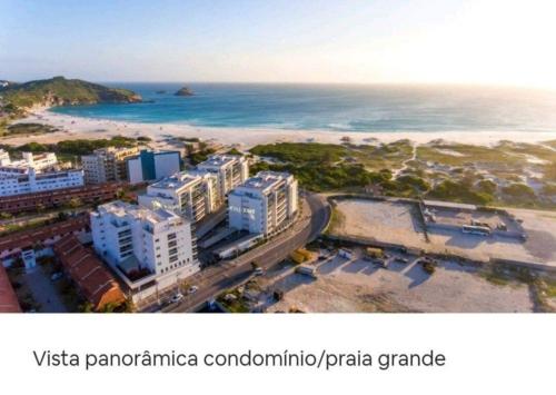 an aerial view of a city and a beach at Arraial do Cabo. Cobertura Espetacular c Vista Mar in Arraial do Cabo