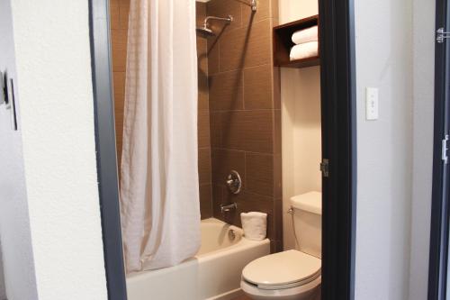 Ett badrum på Country Inn & Suites by Radisson, Lackland AFB San Antonio , TX