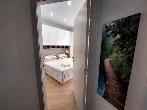 um quarto com uma cama e um espelho grande em TrustEverVito em Roma