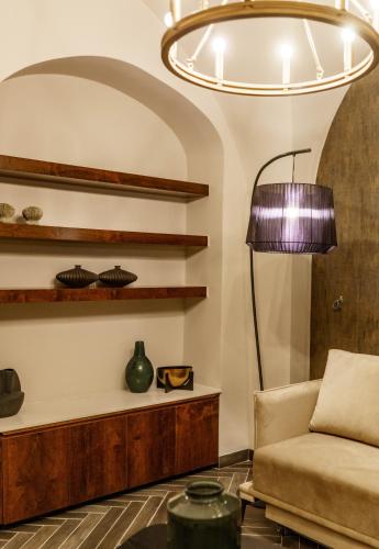 a living room with a couch and a lamp at שירת צפת in Safed