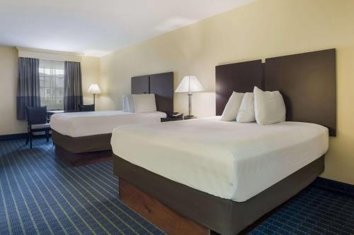 Tempat tidur dalam kamar di Best Western Parkside Inn