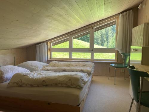 Postel nebo postele na pokoji v ubytování Gruppenferienwohnung am Auweg