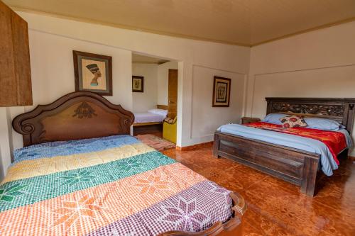 1 dormitorio con 2 camas en una habitación en Alojamiento Rural Finca El Rubi- Eje cafetero, en Quimbaya