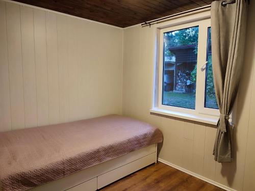 Llit o llits en una habitació de Renovated wooden cottage 300 meters from the beach