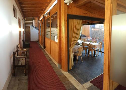 un pasillo de un restaurante con alfombra roja en Bel Sole Guest House, en Civitavecchia