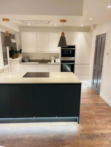 a kitchen with a black and white counter top at Mia Property in Bristol