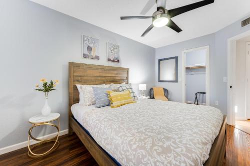 スコッツデールにあるPoolside Getawayのベッドと天井扇風機のある寝室