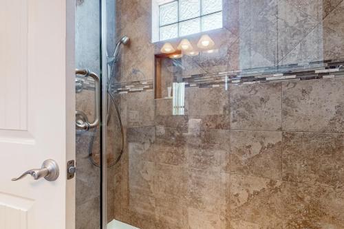 uma casa de banho com um chuveiro e uma porta de vidro em Long Island Village 502 Clam em Port Isabel