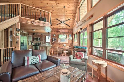 Χώρος καθιστικού στο Adirondack Cabin on Peaceful Lake Near Glenfield!