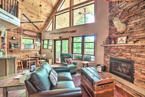 Χώρος καθιστικού στο Adirondack Cabin on Peaceful Lake Near Glenfield!