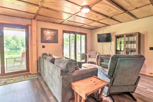 Μια τηλεόραση ή/και κέντρο ψυχαγωγίας στο Adirondack Cabin on Peaceful Lake Near Glenfield!