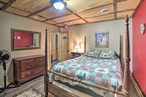 Ένα ή περισσότερα κρεβάτια σε δωμάτιο στο Adirondack Cabin on Peaceful Lake Near Glenfield!