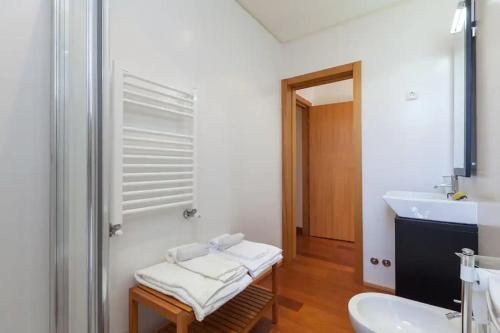 uma casa de banho branca com um lavatório e um WC em Moledo - Listening the Waves em Moledo