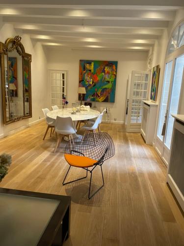 une salle à manger avec une table et des chaises dans l'établissement MAISON STANDING et SYMPA PROCHE ROLAND GARROS et MÉTRO, à Boulogne-Billancourt