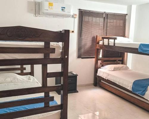 a room with two bunk beds and a window at Rodadero Confort Mar y Sol in Rodadero