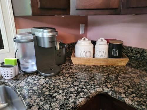 Kemudahan buat kopi dan teh di Crescent Lakehouse - Surf, Ski and Serenity