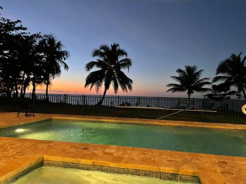 アグアダにあるVILLA SEA BEACHの海の景色を望むスイミングプール