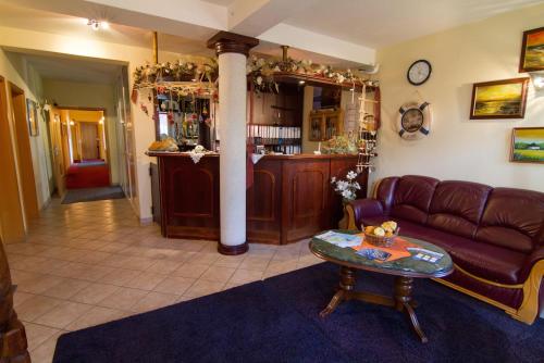 a living room with a couch and a table at Zur kleinen Meerjungfrau in Dranske