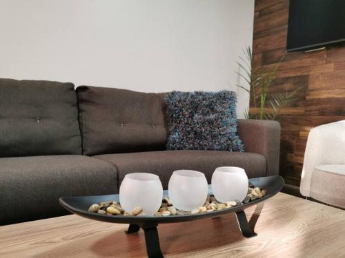 un tavolino da caffè in un soggiorno con divano di Casa Especial a Puerto Natales