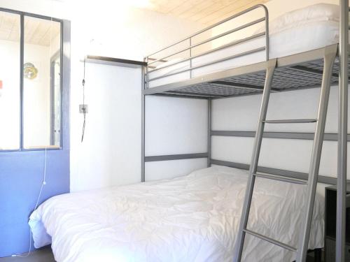 une chambre avec un lit superposé et une échelle dans l'établissement Appartement cosy pour 6 personnes avec terrasse aux Deux Alpes - FR-1-546-48, à Les Deux Alpes