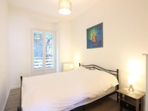 - une chambre blanche avec un lit et une fenêtre dans l'établissement Maison La Bourboule, 6 pièces, 8 personnes - FR-1-608-230, à La Bourboule